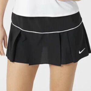 Women's Nike Essential Victory Tennis Skirt with built-in shorts size large ￼
